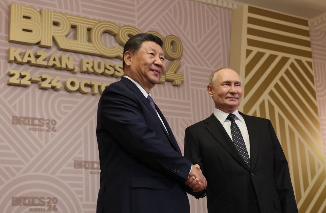 Wladimir Putin (rechts) mit dem chinesischen Staatschef Xi beim BRICS-Gipfel: Bekommt das Bündnis Zuwachs?