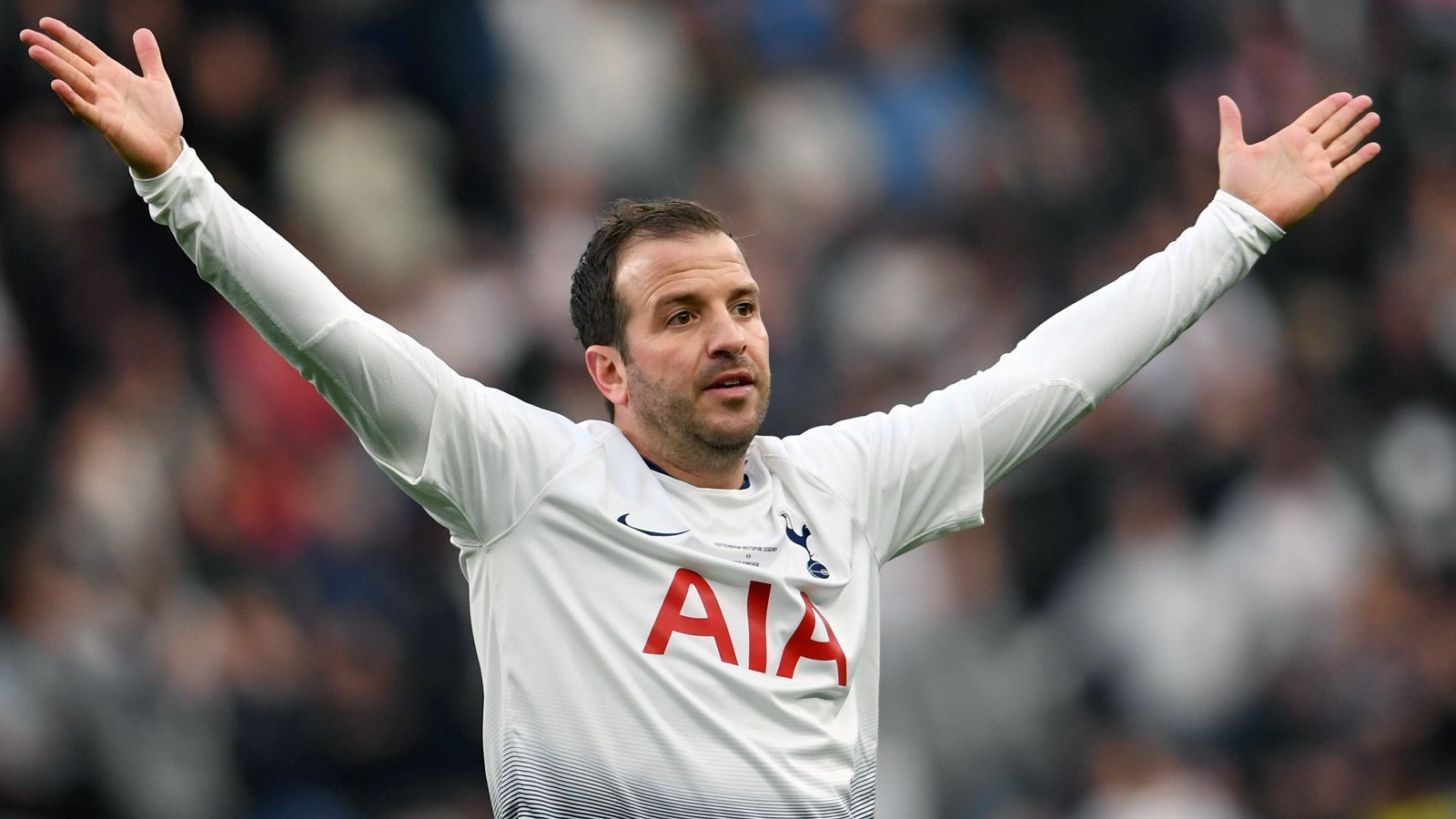 
                <strong>Rafael van der Vaart</strong><br>
                Im November 2018 hing der 36-jährige Niederländer Rafael van der Vaart die Schuhe an den Nagel, doch für seinen Ex-Klub Tottenham kehrte der frühere HSV- und Real-Profi zurück auf den Platz. Zwischen 2010 und 2012 lief der Offensivmann für die Spurs auf und kam bei 77 Einsätzen auf starke 28 Treffer und 18 Vorlagen für die Engländer. Nach seinem Abgang von den Londonern kehrte van der Vaart zunächst zum HSV zurück, konnte dort aber nie wieder an seine frühere Form anknüpfen. 
              