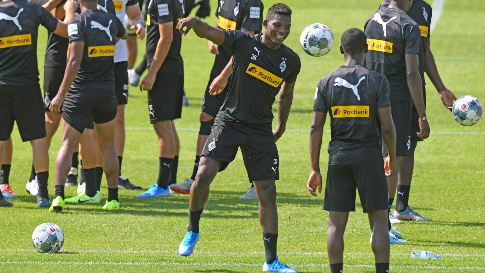 
                <strong>Borussia Mönchengladbach</strong><br>
                Trainingsstart: 4. August Trainingslager: 17. bis 23. August in Harsewinkel-MarienfeldTestspiele: am 12. August gegen SC Verl (4:0), am 15. August gegen MSV Duisburg (4:0), am 22. August gegen SC Paderborn (2:0), am 27. August gegen Greuther Fürth (0:2), am 4. September gegen VVV Venlo (4:0)
              