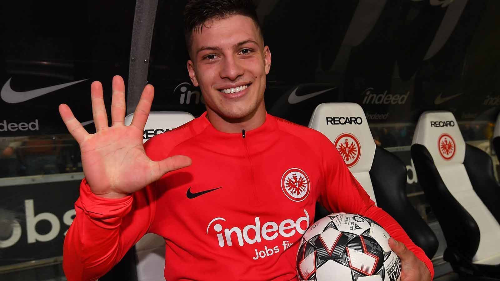 
                <strong>Frankfurts Jovic der jüngste Fünferpacker</strong><br>
                Beim 7:1 (3:0) gegen Fortuna Düsseldorf fehlte Luka Jovic bei seinem Fünferpack nur ein Treffer zum Bundesliga-Rekord von Dieter Müller (1. FC Köln, 1977). Dafür stellte er zwei andere Bestmarken auf: Fünf Treffer sind Vereinsrekord, bei der Eintracht schaffte das vor ihm noch niemand. Und: Jovic ist mit 20 Jahren und 300 Tagen der jüngste Spieler, der einen Fünferpack in der Bundesliga erzielt hat. (Quelle: optafranz/twitter)
              