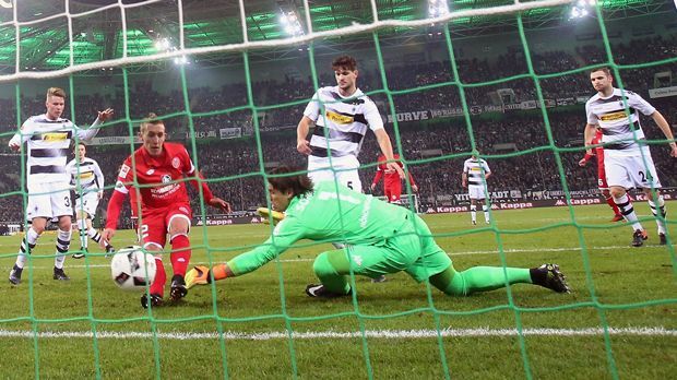 
                <strong>14. Spieltag: Borussia Mönchengladbach - 1. FSV Mainz 05 1:0</strong><br>
                Für die Gäste läuft es im Borussia Park gar nicht rund. Denn Schiedsrichter Robert Hartmann benachteiligt Mainz unbeabsichtigt gleich zwei Mal. Zunächst übersieht er ein Handspiel von Gladbachs Tobias Strobl, wodurch der FSV um einen Elfmeter kommt. In der 88. Minute verweigert Hartmann dem vermeintlichen Ausgleichstor von Pablo de Blasis die Anerkennung - zu Unrecht!
              