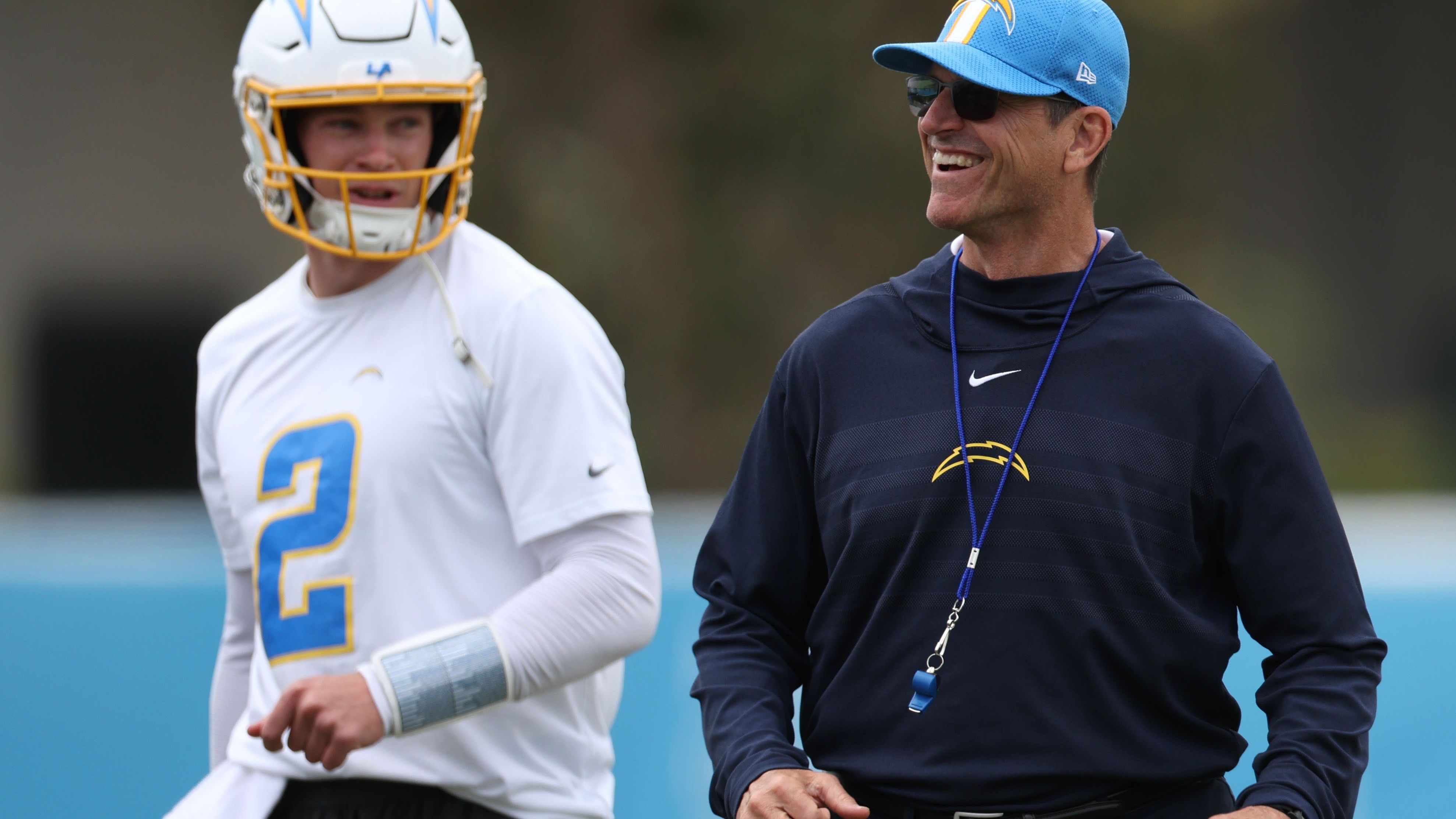 <strong>Los Angeles Chargers - Old School mit Young Guns</strong><br>Jim Harbaugh steigt vom College-Coach wieder zum NFL-Coach auf. Er kann mit jungen Spielern und lässt diese gerne oldschool spielen. Nach den Jahren als "Ewiger Geheimfavorit" vielleicht das richtige Rezept. Justin Herbert darf sich auf eine andere Art von Offense und viel Laufunterstützung sowie auf eine harte Defense freuen. Den Harbaugh-Style. Ob das matched, bleibt abzuwarten.