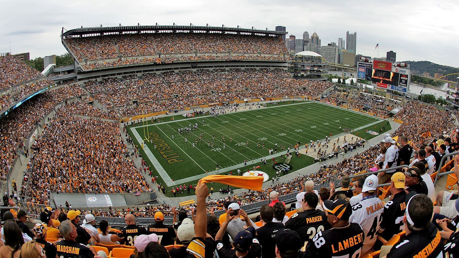<strong>Pittsburgh Steelers: Acrisure Stadium</strong><br>
                • Kapazität: 68.400&nbsp;<br>• Eröffnung: August 2001; Renovierungen 2007, 2015&nbsp;&nbsp;<br>• Kosten: 281 Millionen Dollar<br>• Eigentümer:&nbsp;Sports &amp; Exhibition Authority of Pittsburgh and Allegheny County