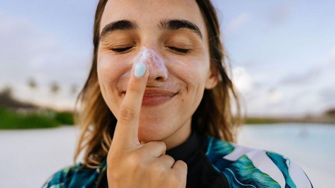 Eincremen, eine Massage und auch die Sonnencreme sind unser Beauty-Geheimnis gegen die Zornesfalte – mehr dazu lest ihr im Beauty-Artikel.