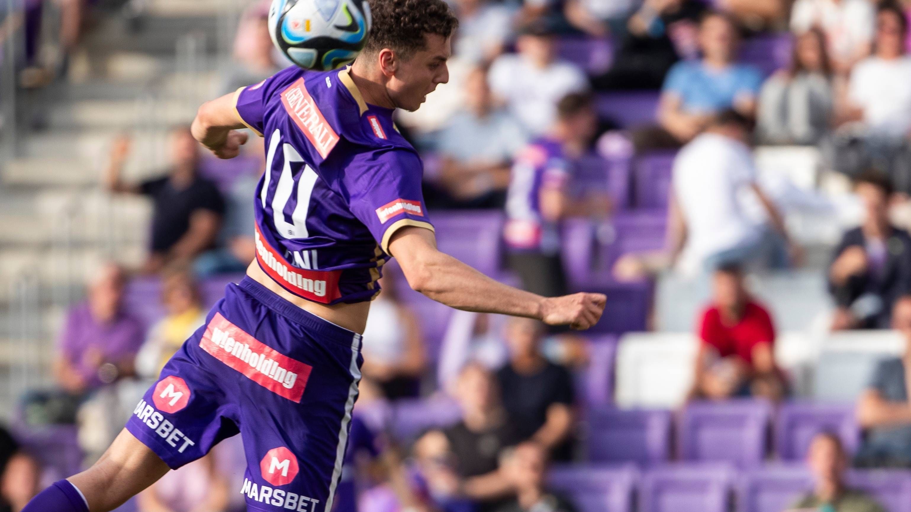 <strong>Fisnik Asllani (22, Stürmer, 4 Millionen Euro Marktwert)</strong><br>Laut "Sport Bild" sollen gleich sechs Bundesligisten Interesse an einem Transfer haben. Allerdings hat Asllani noch einen Vertrag bis 2026 bei den Hoffenheimern, die gern verlängern wollen. Bei Hoffenheim blieb ihm der Torjubel zumindest bei den Profis noch verwehrt. Zu zehn Kurzeinsätzen kam Asllani dort insgesamt von Ende 2021 bis April 2023, war dabei aber an keinen Toren beteiligt. In der Saison 2023/24 ging es dann per Leihe nach Österreich zu Austria Wien.