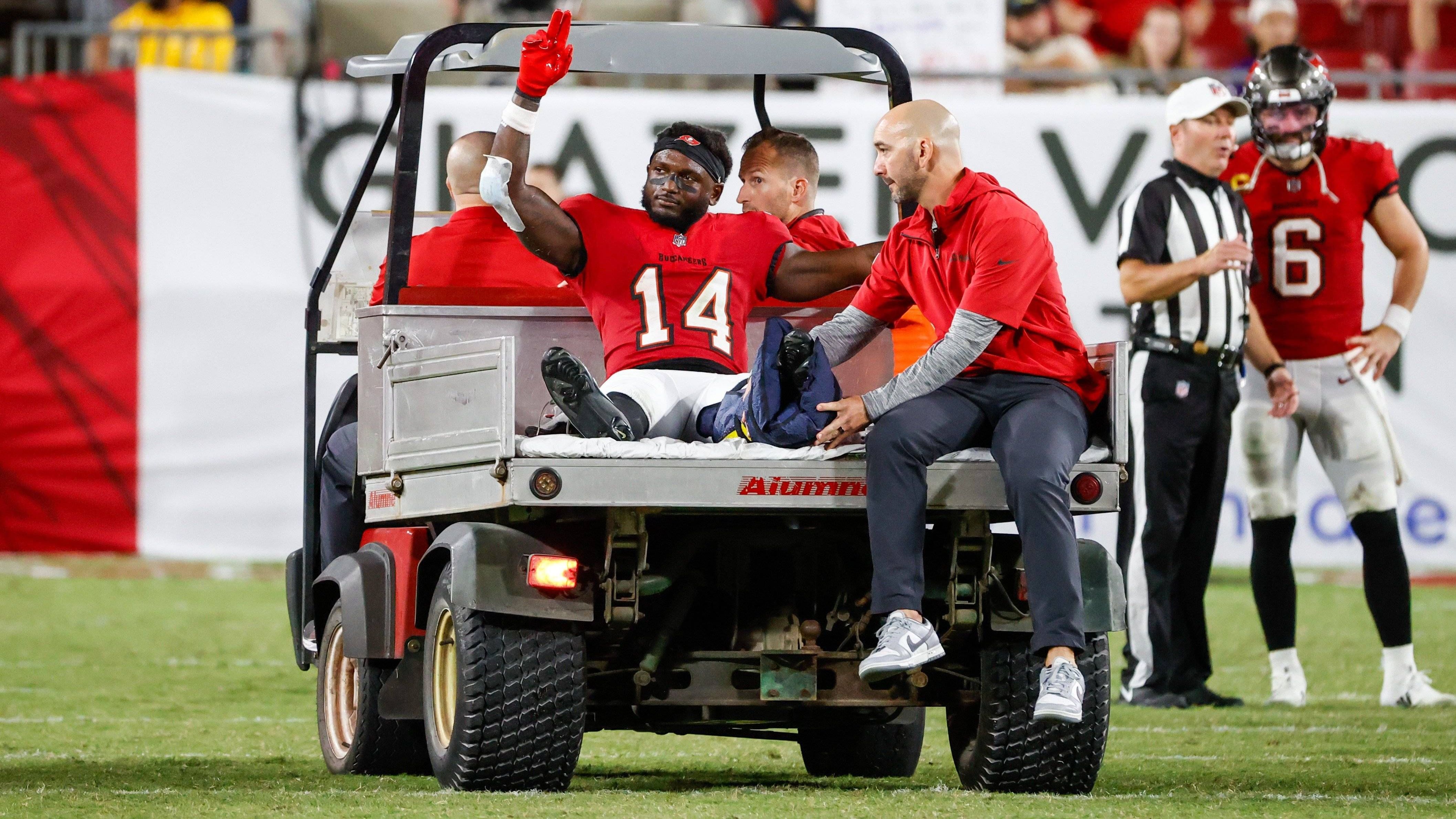 <strong>Chris Godwin (Tampa Bay Buccaneers)</strong><br>Am siebten NFL-Spieltag blieb Bucs-Receiver Chris Godwin nach einem Tackle auf dem Boden liegen und musste in der Folge vom Feld gefahren werden. Aus den schlimmen Befürchtungen ist nun Realität geworden. Head Coach Todd Bowles erklärte, dass der ausgerenkte linke Knöchel des Passempfänger operiert werden muss. Demnach hat der Knöchel zudem auch noch strukturelle Schäden.