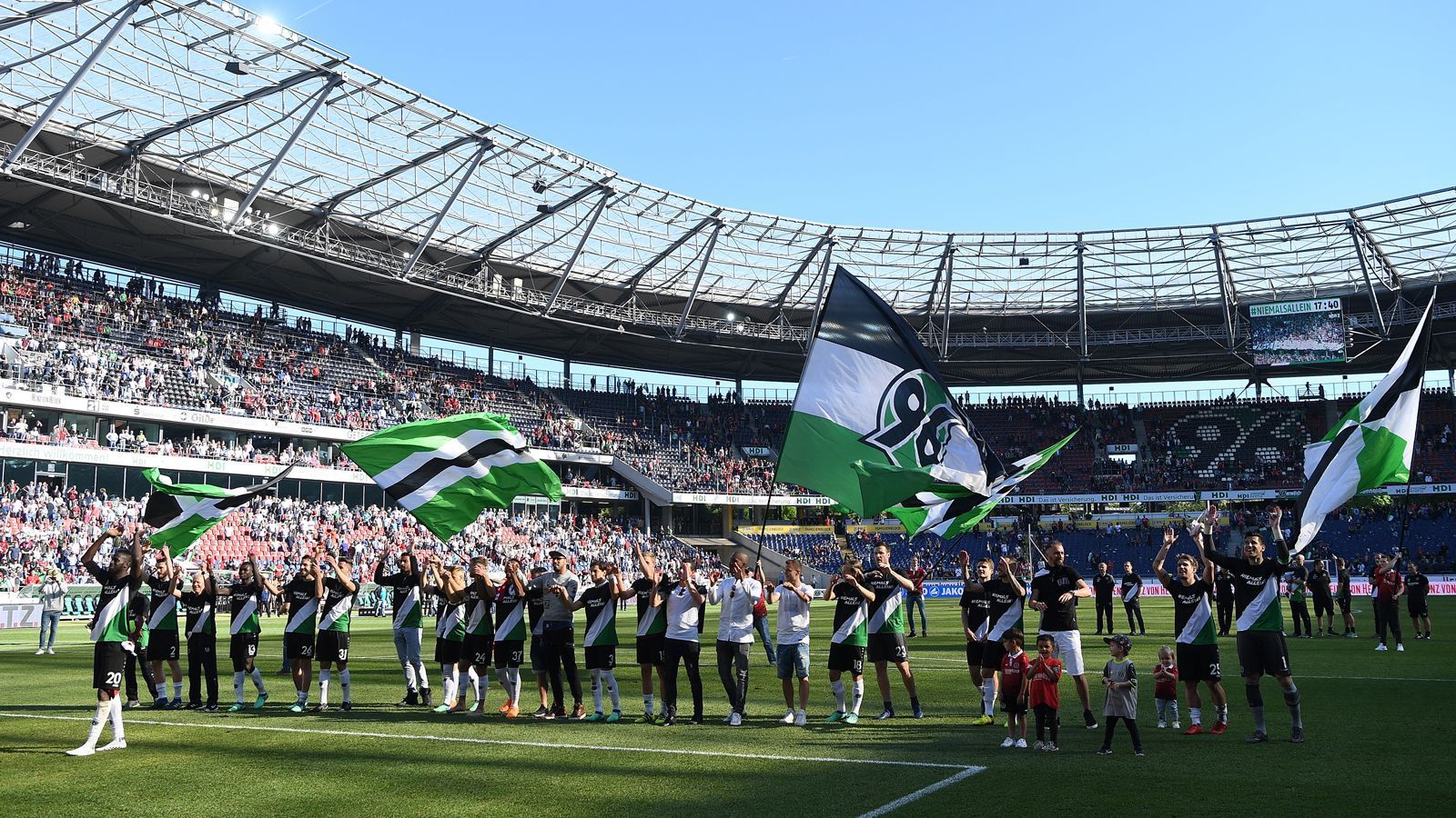 
                <strong>Hannover 96 - 12. April 1896</strong><br>
                Am 12. April 1896 wurde Hannover 96 als Hannoverscher Fußball-Club von 1896 gegründet. Während in der Anfangszeit vor allem noch Rugby gespielt wurde - wie in vielen anderen Vereinen - öffnete sich der Klub kurz vor der Jahrhundertwende auch immer mehr dem populärer werdenden Fußballspiel und seinen Regeln.
              