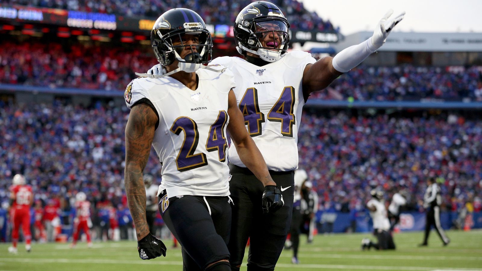 
                <strong>Cornerback: Baltimore Ravens</strong><br>
                Kaum ein NFL-Team hat zwei Cornerbacks auf dem gleichen hohen Niveau. Die Baltimore Ravens schon. Es ist schwer, zwischen Marlon Humphrey (#44) und Marcus Peters (#24) die klare Nummer eins auszuwählen, beide sind Pro Bowler, Unterschiedsspieler und können den besten Receiver des Gegners komplett aus dem Spiel nehmen. Im Slot stößt 2022 Kyle Fuller hinzu. Gegen die Ravens zu passen, wird alles andere als leicht.Honorable Mention: Green Bay Packers. Einer der besten Corner der NFL (Jaire Alexander), ein Erstrundenpick im zweiten Jahr (Eric Stokes) und ein Breakout-Star (Rasul Douglas, 5 INTs und 2 TDs 2021) - in Green Bay wächst ein brandgefährliches Cornerback-Trio zusammen.
              