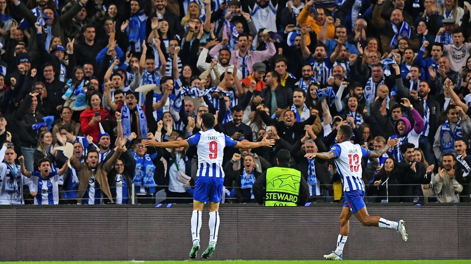 
                <strong>FC Porto</strong><br>
                Der billigste Sitzplatz in der Runde der letzten 16 ist in Porto erhältlich. Für gerade einmal 25 Euro wird man von dort aus das Spiel der Portugiesen gegen Inter Mailand verfolgen können. Jedoch gilt dieser Preis nur für Mitglieder. Ein neutraler Fan muss mindestens 55 Euro  und maximal 100 Euro für den Stadioneintritt bezahlen. 
              