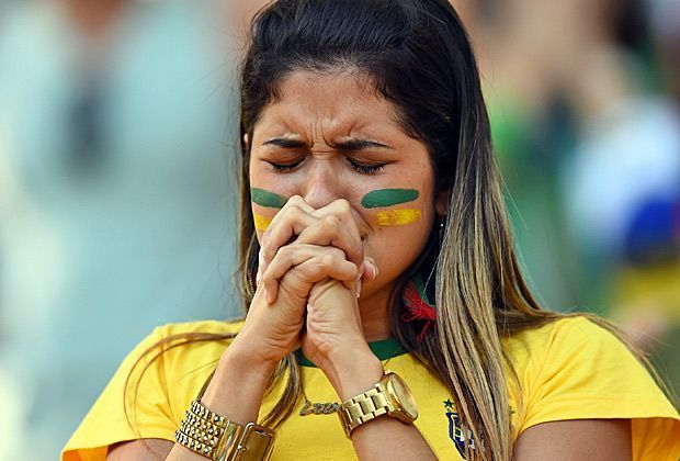 
                <strong>Verrückt, sexy, skurril: Fans in Brasilien </strong><br>
                Beim Elfmeterschießen zwischen Brasilien und Chile beteten sogar einige Zuschauer im Stadion. Es hat anscheinend geholfen ...
              