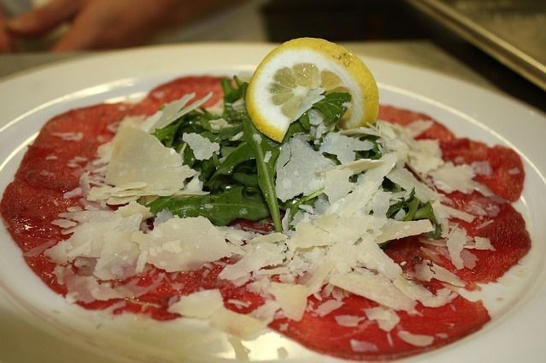 Einfach lecker: Carpaccio mit Parmesan, Rucola und Zitrone.