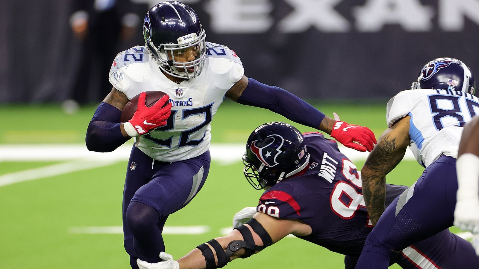 
                <strong>Running Back: Derrick Henry (Tennessee Titans)</strong><br>
                Viel Glück für den Verteidiger, der Derrick Henry tackeln soll. Der Tennessee-Titans-Koloss ist nicht nur 1,91 Meter groß und 110 Kilogramm schwer, sondern hat auch einen Stiff Arm, dessen Durchschlagskraft den Roundhouse-Kicks von Chuck Norris in nichts nachsteht. 2020 reihte sich King Henry in den elitären 2000er-Klub ein - 2.027 Rushing Yards waren (natürlich) Ligaspitze.
              