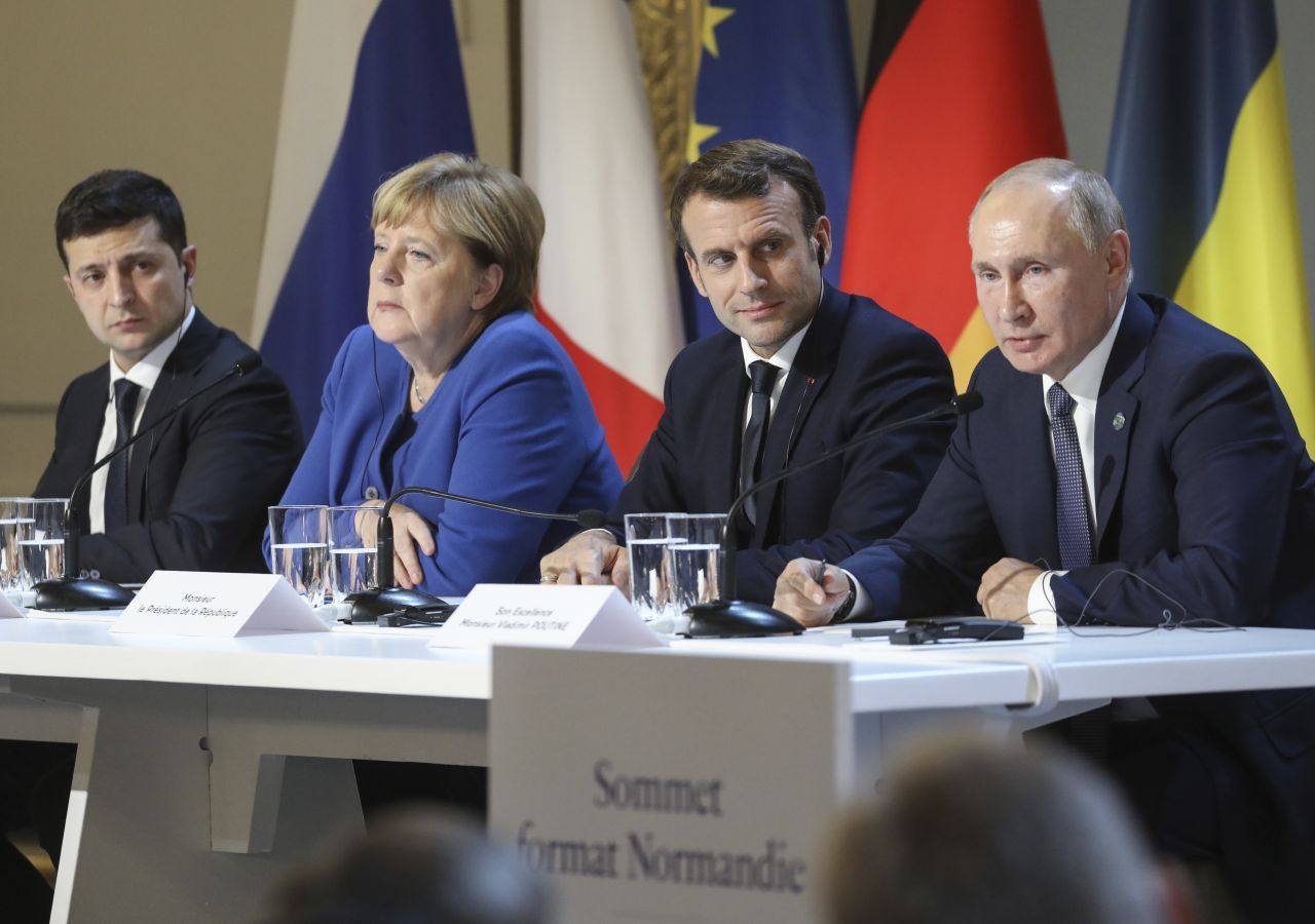 Im Dezember 2019 trifft sich Selenskyj (links) erstmals persönlich mit Wladimir Putin (rechts) in Paris. Der Gipfel, vermittelt durch den französischen Präsidenten Emmanuel Macron und Angela Merkel, ist als Friedens-Verhandlung zum Donbas-Krieg angedacht.