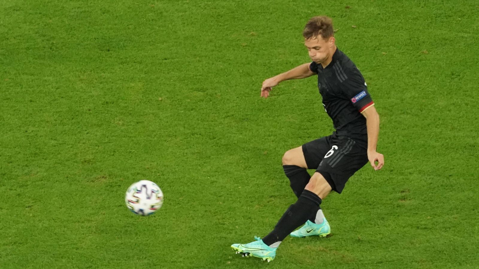 
                <strong>Rechter Außenverteidiger: Joshua Kimmich</strong><br>
                Auch Kimmich bleibt auf rechts. Nach wie vor ist er dort die ideale Lösung, zumal Lukas Klostermann nicht einsatzbereit ist.
              