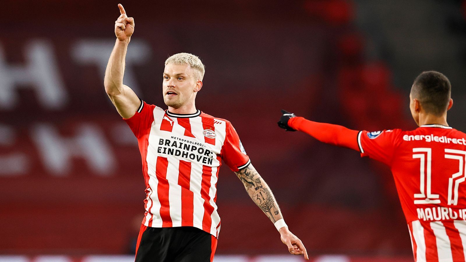 
                <strong>Platz 9: Philipp Max (PSV Eindhoven)</strong><br>
                Spiele: 14 // Tore: 4 // Vorlagen: 6Nach seinem Wechsel vom FC Augsburg in die niederländische Eredivisie zeigte sich der Linksverteidiger gewohnt offensivstark - 10 Scorerpunkte. In seinen ersten sieben Ligaspielen erzielte er zwei Tore und steuerte fünf Assists bei. Es folgte eine kleine Durststrecke. Jetzt ist der 27-Jährige wieder in Form - sammelte in den letzten drei Spielen wieder drei Scorerpunkte.
              