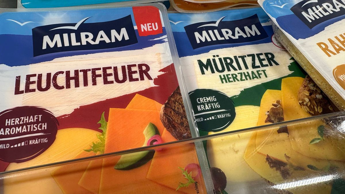 Scheibenkaese der Firma Milram in einer Kuehltheke. Neue Verpackungen sorgen aktuell für viel Wirbel im Netz.