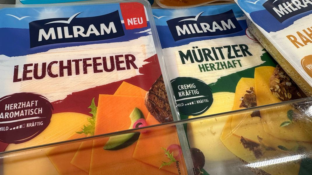Scheibenkäse der Firma Milram in einer Kühltheke.
