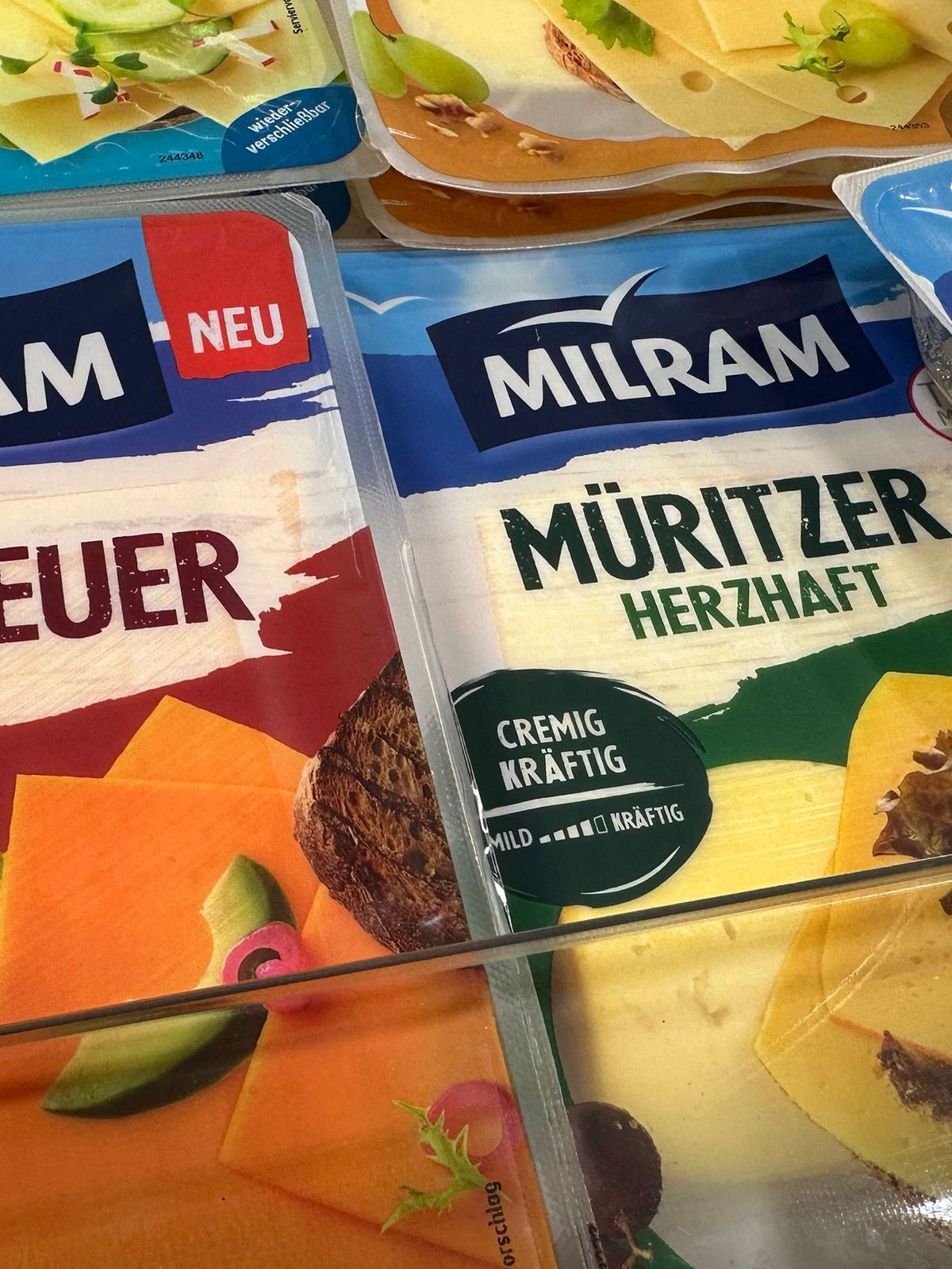 Scheibenkaese der Firma Milram in einer Kuehltheke. Neue Verpackungen sorgen aktuell für viel Wirbel im Netz.