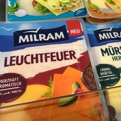 Scheibenkaese der Firma Milram in einer Kuehltheke. Neue Verpackungen sorgen aktuell für viel Wirbel im Netz.