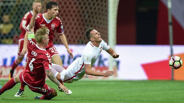 
                <strong>Arkadiusz Milik</strong><br>
                Arkadiusz Milik: Für Robert Lewandowskis Sturmpartner in der polnischen Nationalmannschaft ist die Saison wohl mehr oder weniger gelaufen. Der Neuzugang von Neapel verletzte sich ebenfalls schwer am Kreuzband und fällt viele Monate aus - mindestens ein halbes Jahr dürfte es bis zu einem Comeback dauern. Deshalb sucht der italienische Topklub wohl nach Ersatz. Angeblich soll Oldie Miroslav Klose ein Kandidat sein.
              