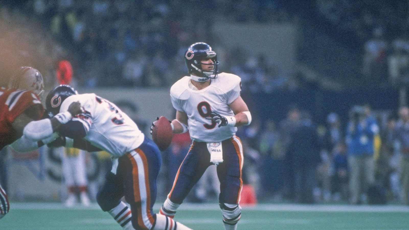 
                <strong>9. Jim McMahon (r.) mit 26 Jahren und 158 Tagen - Super Bowl XX am 26. Januar 1986</strong><br>
                Jim McMahon war der erste Quarterback, dem in einem Super Bowl zwei Rushing-Touchdowns gelangen. Er half damit seinen Chicago Bears die New England Patriots mit 46:10 zu besiegen. Es sollte der erste von zwei Ringen für McMahon sein. 
              