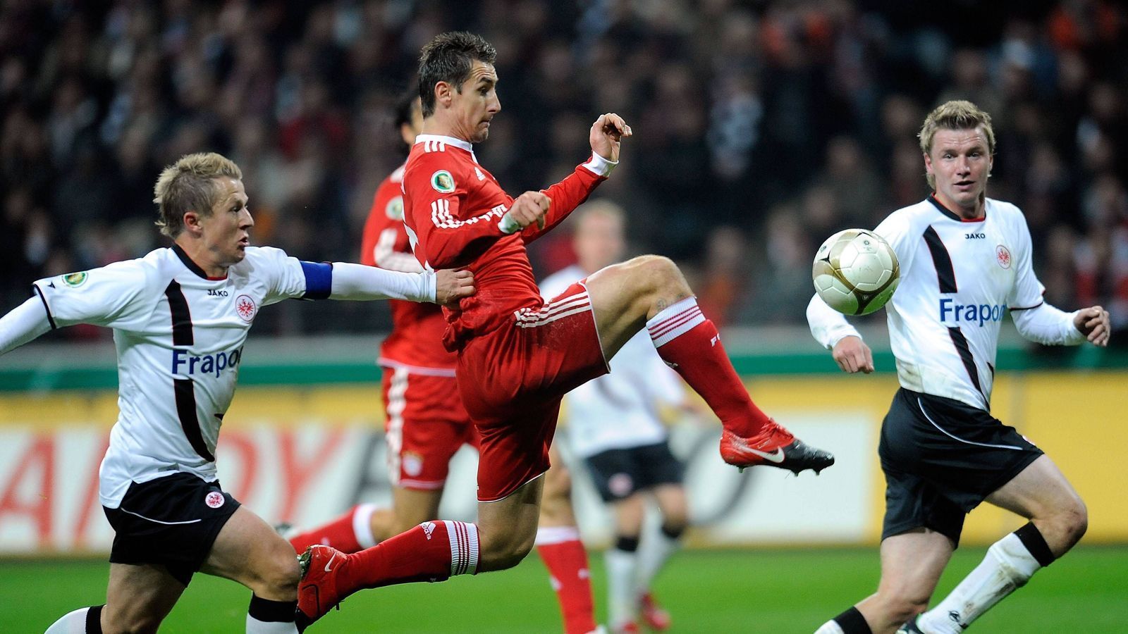 
                <strong>SGE-FCB-2009-DFB-Pokal</strong><br>
                DFB-Pokal, 2009/10: Eintracht Frankfurt - Bayern München 0:4 - Kloses DoppelpackDie letzte Begegnung im DFB-Pokal war eine einseitige Angelegenheit. Schon nach einer halben Stunde führten die Bayern im Achtelfinale nach einem Doppelpack von Miroslav Klose (Bild) und einem Treffer von Thomas Müller mit 3:0. Nach der Pause besorgte Luca Toni den 4:0-Endstand für hochüberlegene Münchener, die sich in der ersten Saison unter Louis van Gaal am Ende das Double sichern. 
              