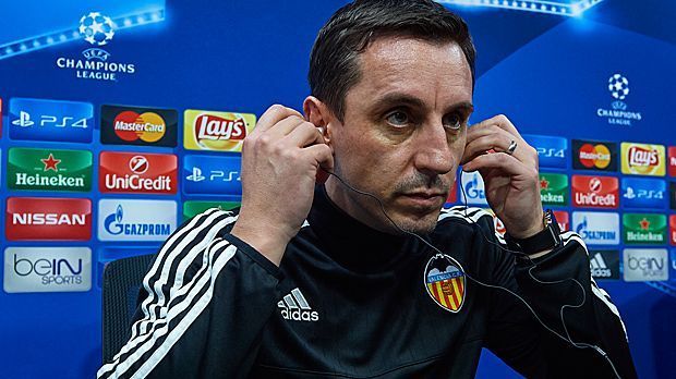 
                <strong>Platz 8: Gary Neville (FC Valencia)</strong><br>
                Platz 8: Gary Neville (FC Valencia): 40 Jahre (geboren am 18. Februar 1975), seit 2. Dezember 2015 Cheftrainer bei Valencia.
              