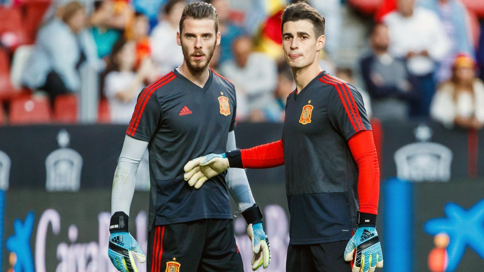 
                <strong>David de Gea (Spanien)</strong><br>
                In Spanien wackelt der Thron von Torhüter-König David de Gea (l.) derzeit ganz offensichtlich. Der Schlussmann von Manchester United musste zuletzt in der Nationalmannschaft relativ regelmäßig dem Chelsea-Schlussmann Kepa Arrizabalaga (r.) den Vortritt lassen. Lediglich in zwei der bisherigen sechs EM-Qualifikationsspielen stand de Gea zwischen den Pfosten, dabei hat der 28-Jährige, der 2014 in der Seleccion debütierte, immer noch deutlich mehr internationale Erfahrung als sein vier Jahre jüngere Herausforderer vorzuweisen. Zumindest auf Vereinsebene kann de Gea einen Erfolg vermelden. Der Keeper verlängerte zuletzt bis 2023 beim englischen Rekordmeister Manchester United und soll künftig laut Medienberichten mit einem Netto-Jahresgehalt von 15,2 Millionen Euro vereinsinterner Topverdiener sein.
              