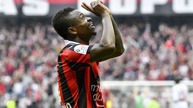 
                <strong>Jean Seri (OGC Nizza)</strong><br>
                Jean Michael Seri spielt unter Lucien Favre bei OGC Nizza. Der Schweizer setzt den 25-jährigen Mittelfeldspieler von der Elfenbeinküste im zentralen Mittelfeld ein. Dort besticht er als Ballverteiler und Vorlagengeber mit neun Assists in 33 Ligue-1-Spielen. "Le 10 Sport" berichtete kürzlich, der BVB sei an der Verpflichtung des 25-Jährigen interessiert. 
              