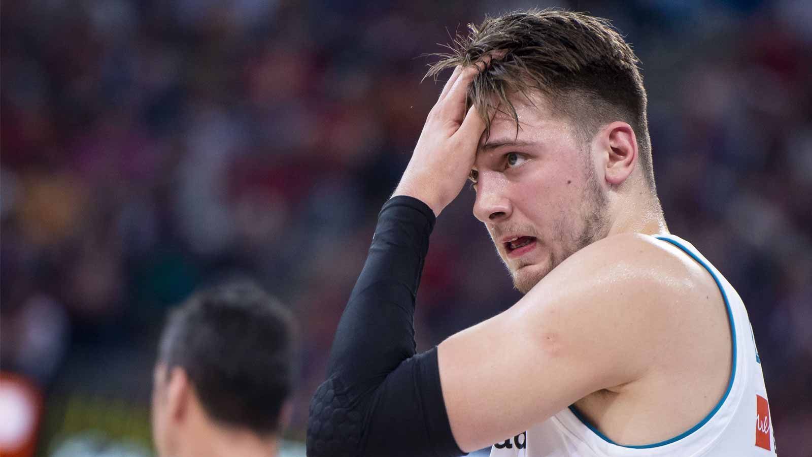 
                <strong>Zu langsam für die NBA</strong><br>
                Doch die Scouts der NBA sehen nicht nur großes Potential bei Luka Doncic. Laut den Berichten sei er nicht besonders explosiv und könne große Probleme haben, schnellere Spieler zu decken. Doch die positiven Aspekte sind so deutlich, dass selbst die Kritiker ihn als Top-5-Pick sehen. Dies bestätigt sich dann auch wenige Wochen später.
              