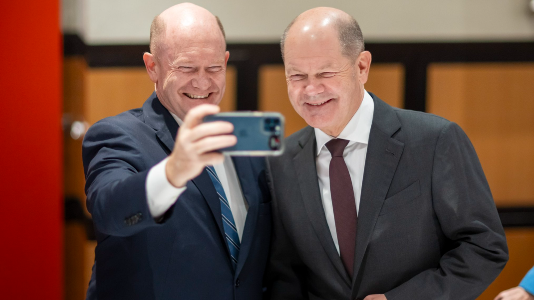 Der US-Senator Chris Coons (links) und Olaf Scholz posieren für das gemeinsame Foto.