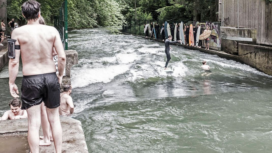 Die zweite Eisbachwelle im Englischen Garten in München.