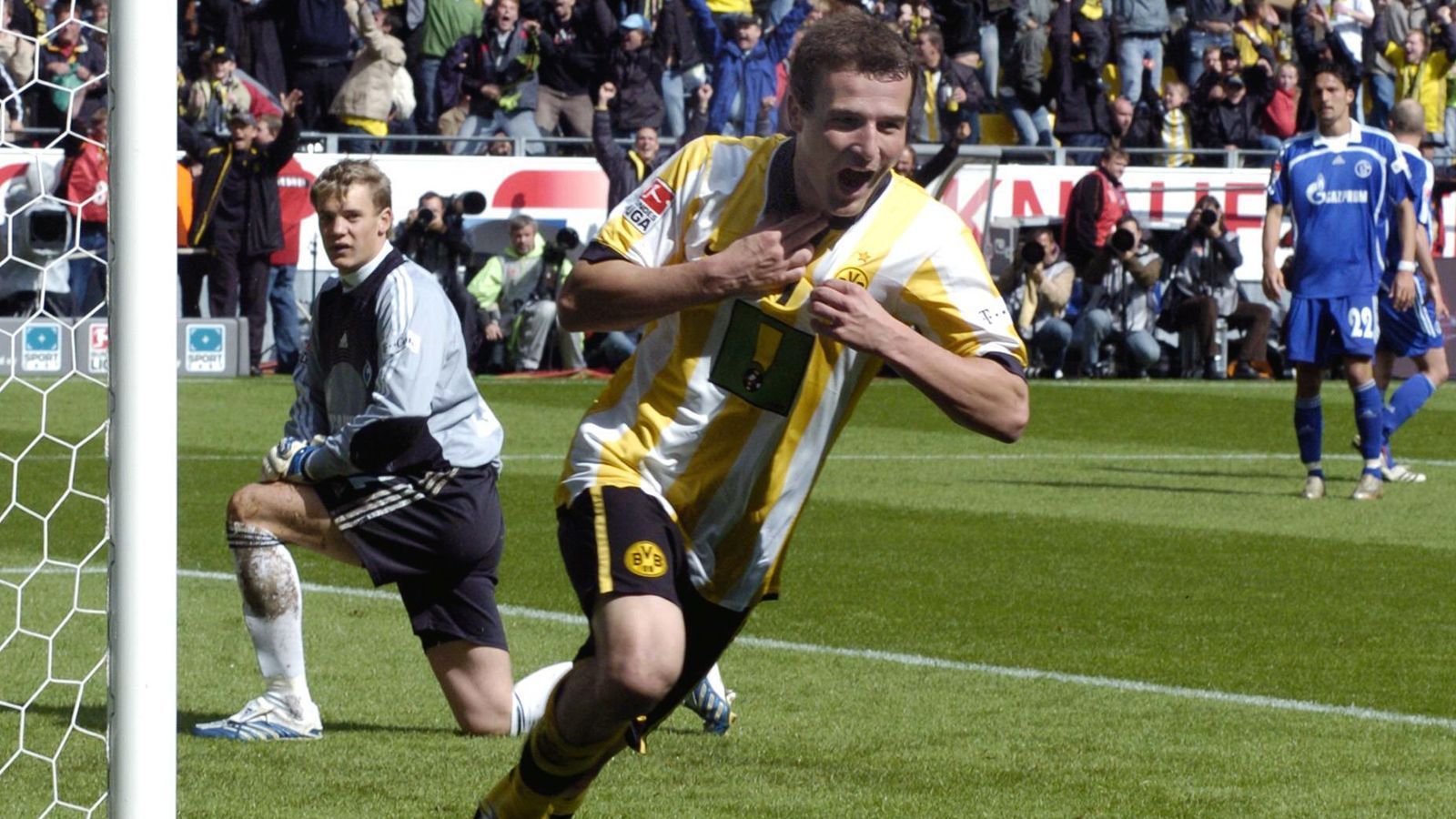 
                <strong>Angriff - Alexander Frei</strong><br>
                Der 13. September 2008 war der große Tag von Alexander Frei im BVB-Trikot. Der Schweizer Angreifer kam im Derby beim Stand von 2:0 für Schalke zu Beginn der zweiten Halbzeit ins Spiel. Bevor er zum Helden wurde, musste der heutige Trainer des Schweizer Zweitligisten FC Wil erst noch das 0:3 aus BVB-Sicht miterleben. Doch die Dortmunder gaben nicht auf, kamen zunächst durch den bereits erwähnten Subotic-Treffer auf 1:3 heran und dann schlug die Stunde von Frei. Mit zwei Treffern zum 3:3-Endstand, rettete er noch einen Punkt für die Borussia und machte den Signal-Iduna-Park zum Tollhaus. Schon im Mai 2007 wurde Frei im Revierderby zum Fanliebling, als er mit seinem Tor zur 1:0-Führung gegen Schalke den Grundstein für den späteren 2:0-Sieg legte. Damit stieß ausgerechnet der Revier-Rivale die Gelsenkirchener am 33. Spieltag von der Tabellenspitze. 
              