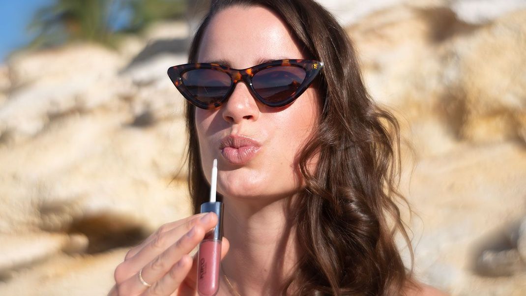 Achtet beim Kauf eurer Lippen-Make-up Produkte, dass diese auch feuchtigkeitsspendend und eine pflegende Wirkung haben – so schützt ihr eure Lippen auch vor der UV-Strahlung.