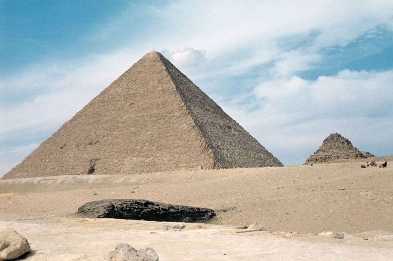 Cheops Pyramide: Die größter der Pyramiden von Gizeh gilt als eines der sieben Weltwunder der Antike. Was ihr Gewicht angeht, wird über 5,7 Millionen Tonnen spekuliert. Als gigantisches Grab ist sie aber wohl kaum als Gebäude zu betrachten, auch wenn sich Gänge und Kammern im Inneren befinden.