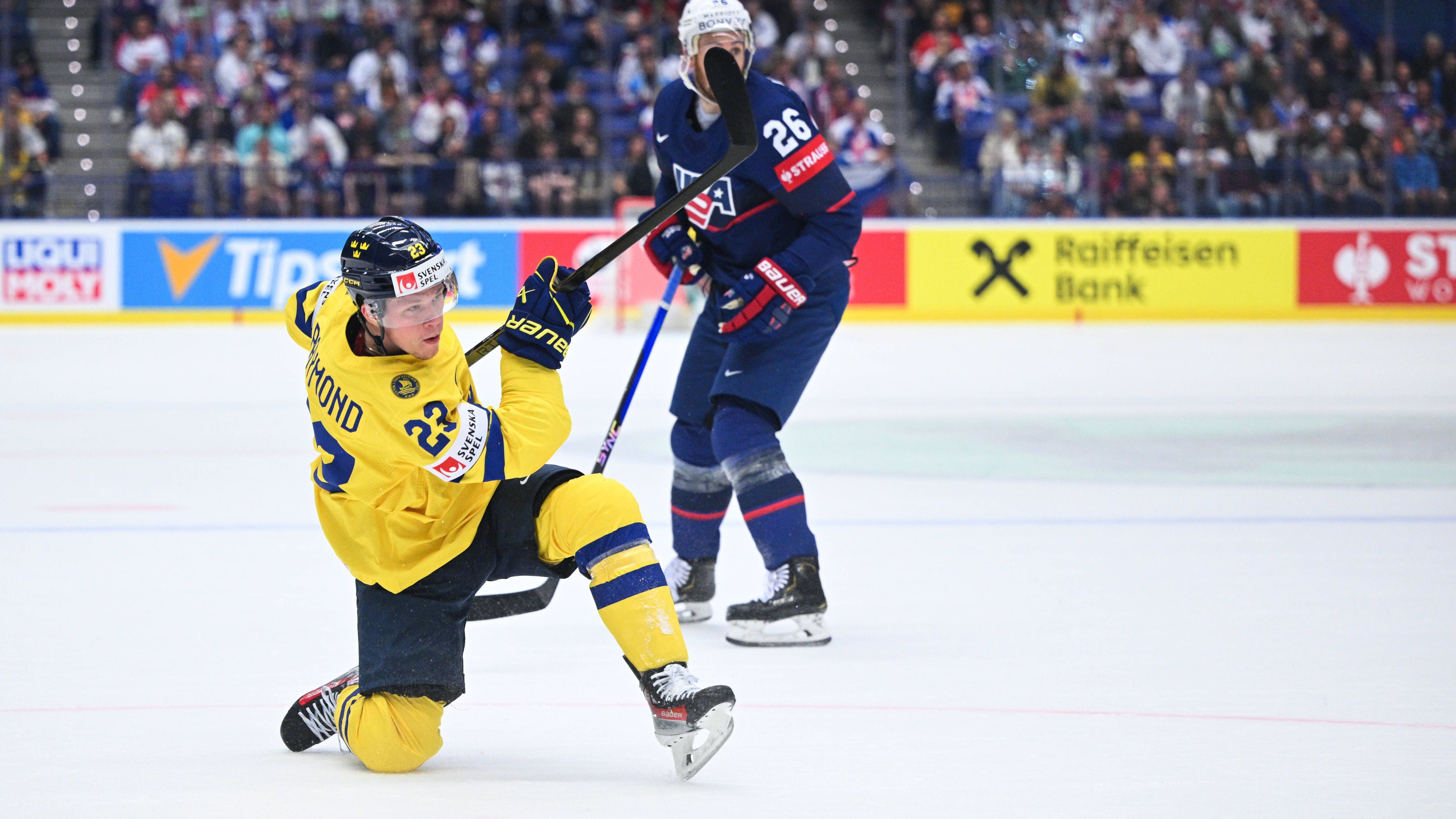 <strong>Schweden: Lucas Raymond (Detroit Red Wings)</strong><br>Der Flügelstürmer befindet sich in einer ähnlichen Situation bei den Detroit Red Wings - sein Rookie Vertrag läuft aus. Anders als bei Seider ist bei dem 23-Jährigen die Situation geklärt - er wird die Tre Kronor verstärken. In der vergangenen Spielzeit durchbrach er erstmals die 30-Tore-Marke in der NHL und stellte mit 72 Scorerpunkten ebenfalls einen Karriere-Bestwert auf.