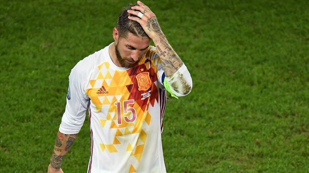 
                <strong>Abwehr: Sergio Ramos (Spanien)</strong><br>
                Abwehr: Sergio Ramos (Spanien): Ramos war sicherlich nicht einer der schlechtesten Verteidiger der EM. Jedoch war er gemessen an seinem sonstigen Spiel ziemlich von der Rolle. Bei der Vorrunden-Niederlage gegen Kroatien (1:2) und dem Achtelfinal-Aus gegen Italien (0:2) war der Real-Star ungewohnt fahrlässig. Gegen die Kroaten verschoss der 30-Jährige auch noch einen Elfmeter. 
              