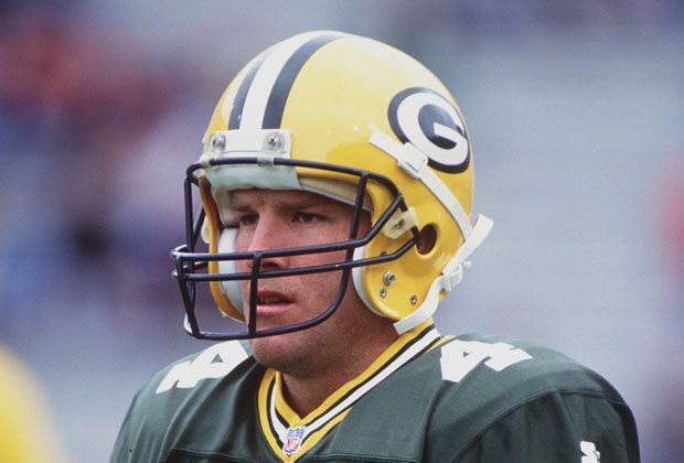 
                <strong>Wechsel zu den Packers</strong><br>
                Doch nur ein Jahr später wurde Favre für einen Erstrunden-Pick zu den Packers getauscht. Eine gute Entscheidung, denn der Quarterback sollte das Geschick der Mannschaft über Jahre hinweg bestimmen. Kurios: Seinen ersten Pass für die Packers fing Favre selbst, als der Ball von einem Verteidiger zurück in seine eigenen Hände sprang.
              