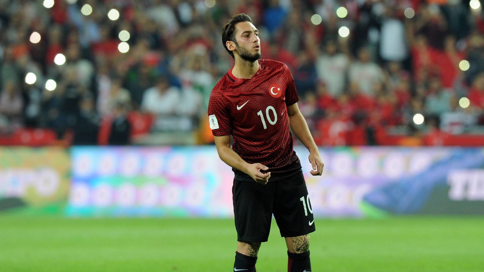 
                <strong>Hakan Calhanoglu (Türkei)</strong><br>
                Hakan Calhanoglu - Deutschland: Der Freistoß-Experte (u.a. für Bayer Leverkusen und den Hamburger SV aktiv) wurde in Mannheim geboren. Sein Entschluss, für die türkische Nationalmannschaft zu spielen, stand aber schon früh fest. Deshalb spielte der heutige Profi des AC Mailand für keine Jugendmannschaft des DFB.
              