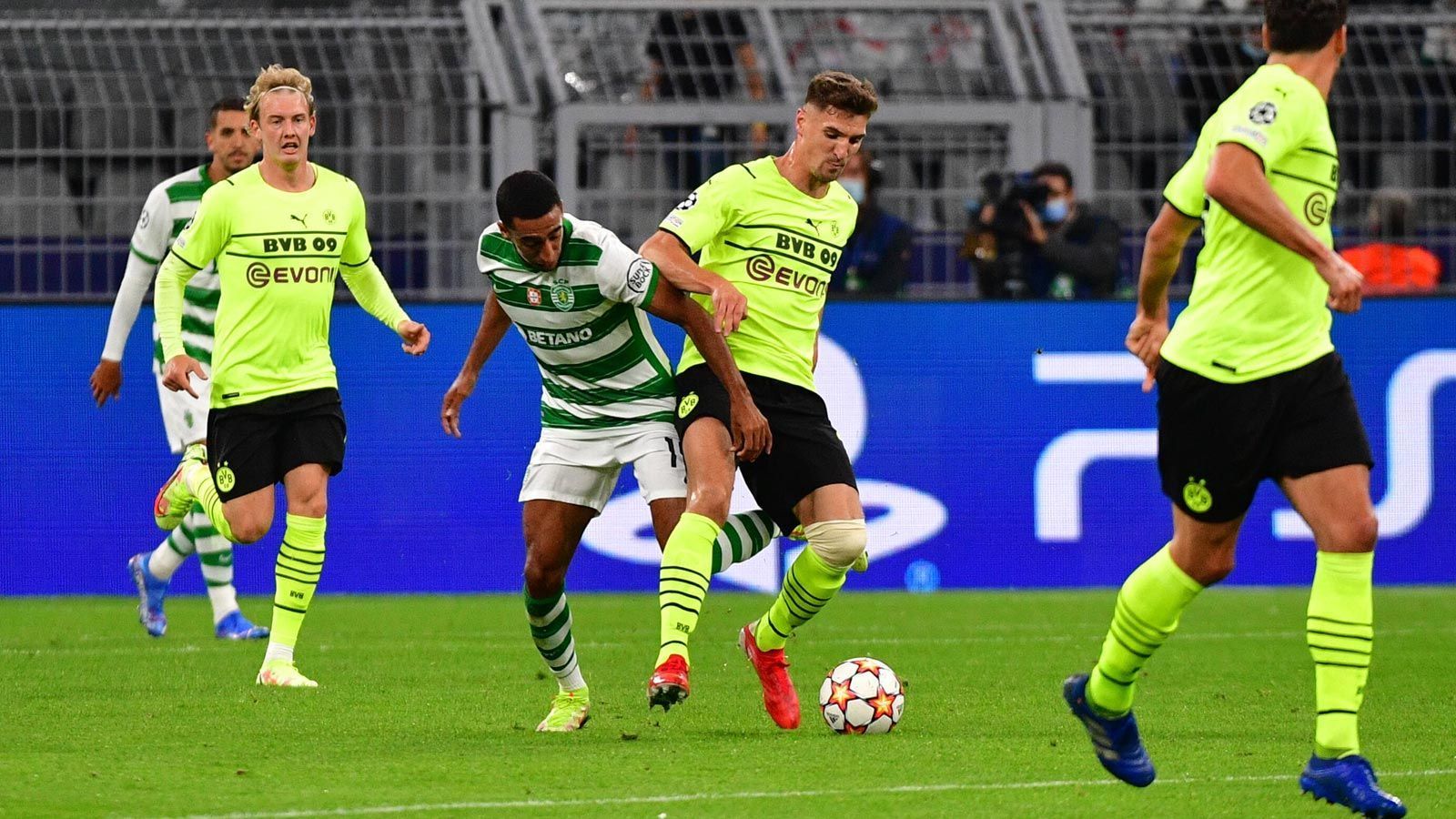 
                <strong>Thomas Meunier</strong><br>
                Meunier erledigte seinen Job hinten rechts weitgehend souverän, vor dem 0:2 bekam er aber keinen Zugriff auf seinen Gegenspieler. Der Abwehrspieler hätte mit einer scharfen Hereingabe fast ein Eigentor erzwungen, Meunier stand aber im Abseits. ran-Note: 3
              
