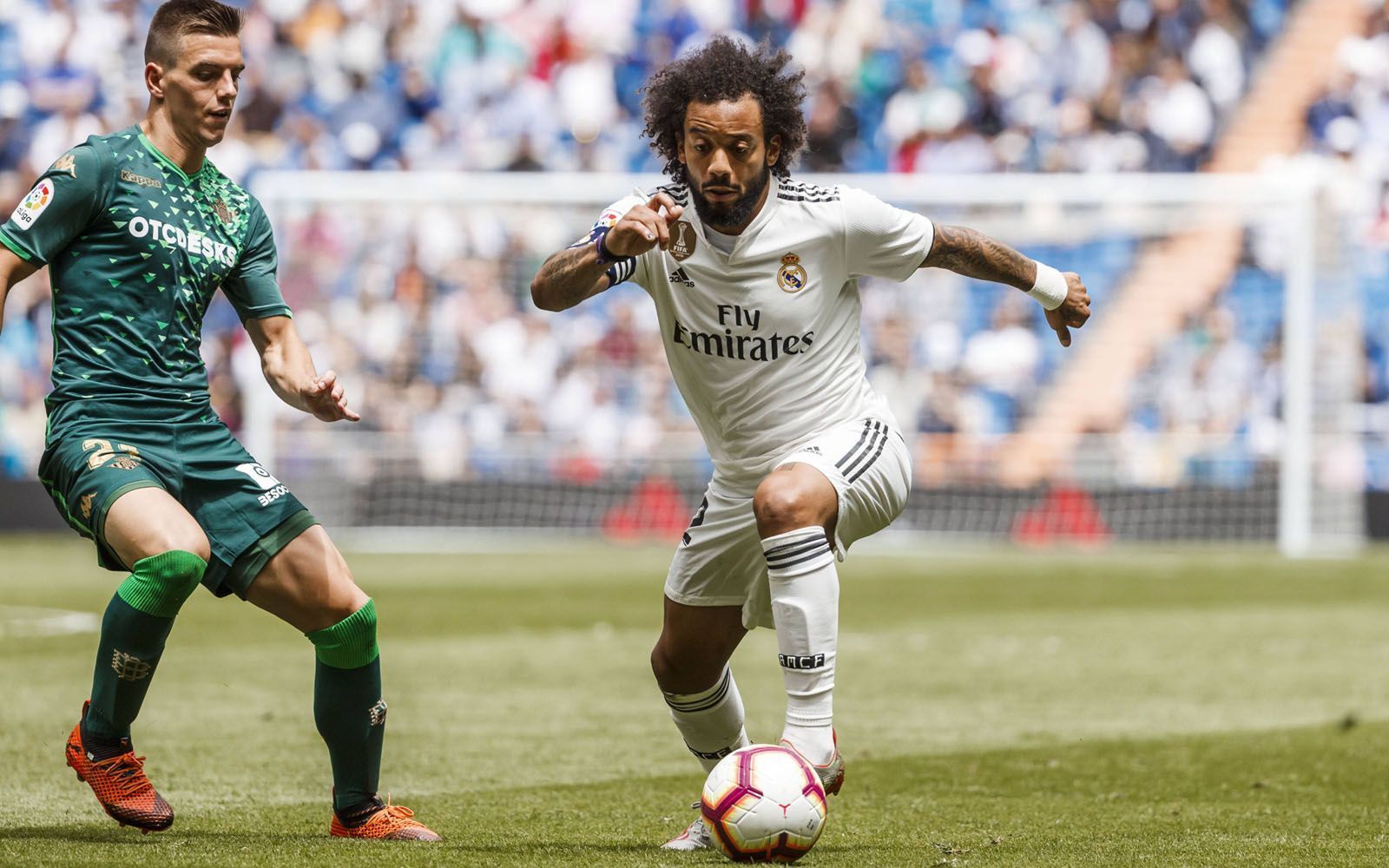 
                <strong>Marcelo</strong><br>
                Der Brasilianer gehört seit 2007 zum Kader, hat aber eine der schwierigsten Spielzeiten seiner Real-Karriere hinter sich. Unter den Zidane-Vorgängern Julen Lopetegui und Santiago Solari war Marcelo oft außen vor. Erst unter Zidane kam der 31-Jährige wieder zu mehr Spielzeit. Spekulationen um einen Wechsel zu Juventus Turin halten sich hartnäckig, ein Transfer scheint durchaus möglich. Sein Vertrag bei Real läuft noch bis 2022. 
              