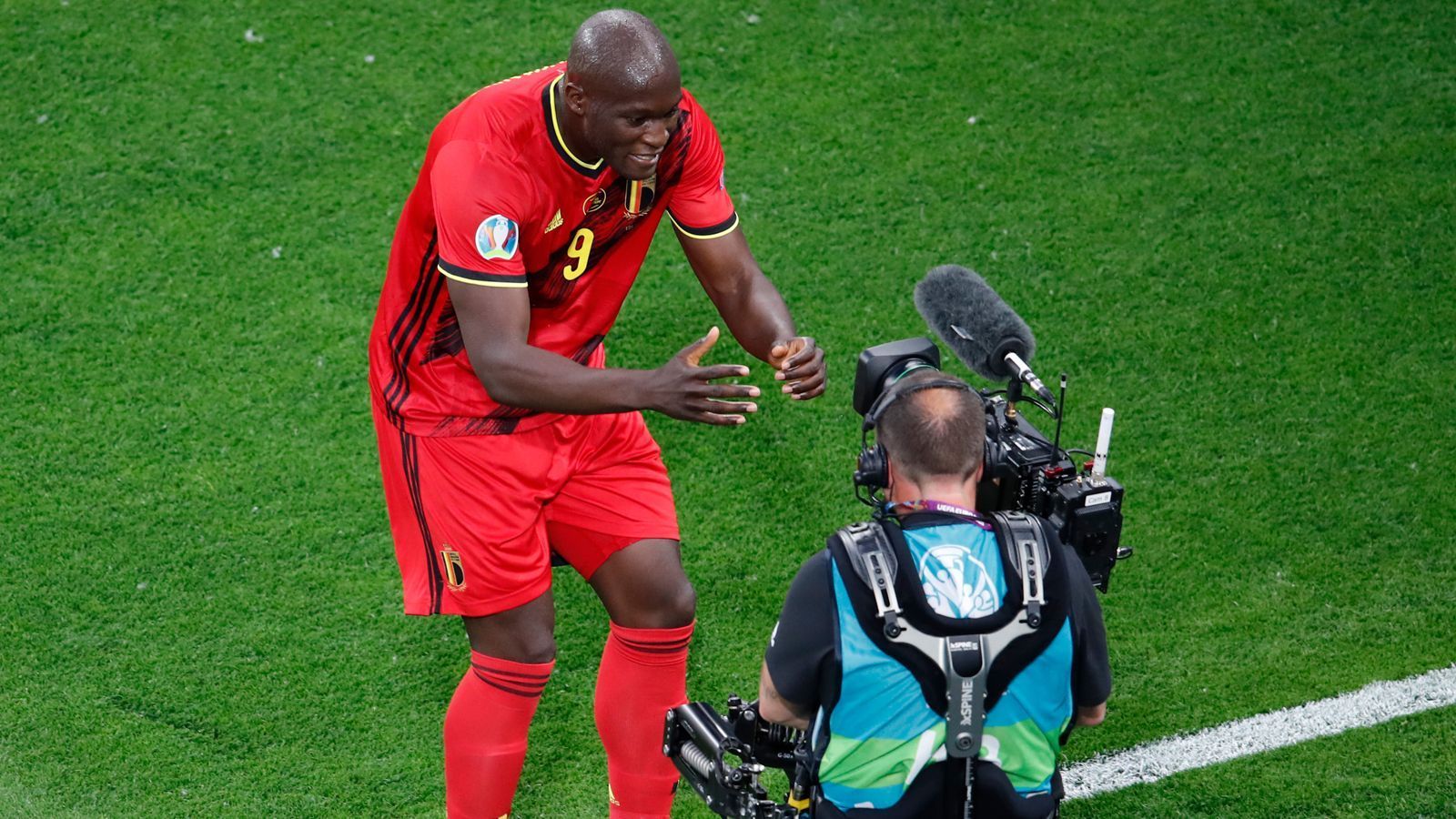 
                <strong>Lukaku im den Gedanken bei Eriksen</strong><br>
                Schon in der zehnten Minuten bringt Romelu Lukaku die Belgier in Führung und denkt bei seinem Torjubel an den kollabierten Inter-Kollegen Christian Eriksen. "Chris, i love you", ruft Belgiens Torschütze in die Kamera. 
              