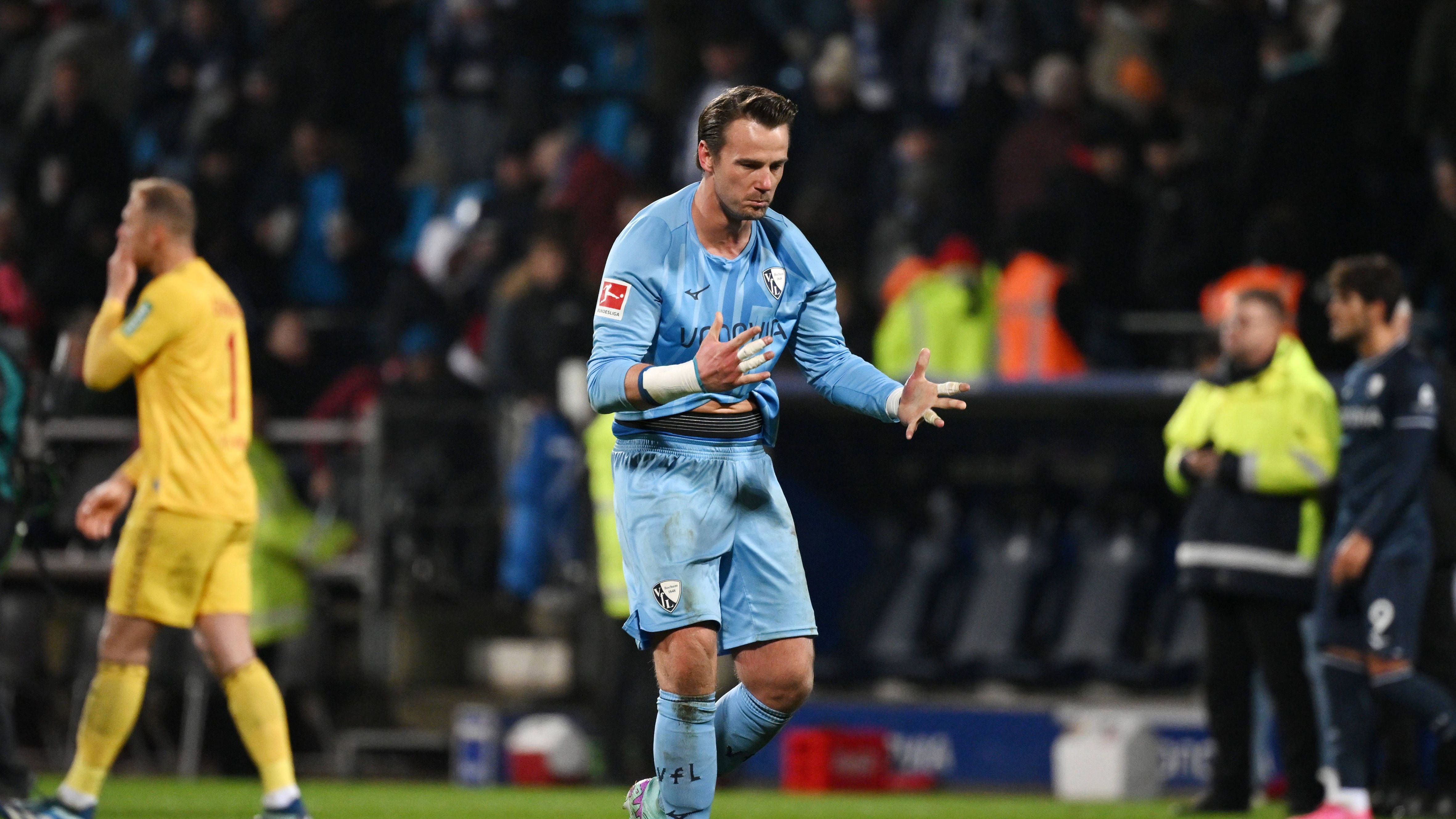 <strong>Suspendierung von Manuel Riemann</strong> <br>Der VfL Bochum wird die beiden Relegations-Partien gegen Fortuna Düsseldorf <a href="https://www.ran.de/sports/fussball/bundesliga/news/vfl-bochum-manuel-riemann-bei-relegation-gegen-fortuna-duesseldorf-nicht-im-einsatz-375925">ohne Stammkeeper und Sprachrohr Manuel Riemann</a> bestreiten. Grund dafür seien "unüberbrückbare unterschiedliche Auffassungen zu teaminhaltlichen Themen".&nbsp;