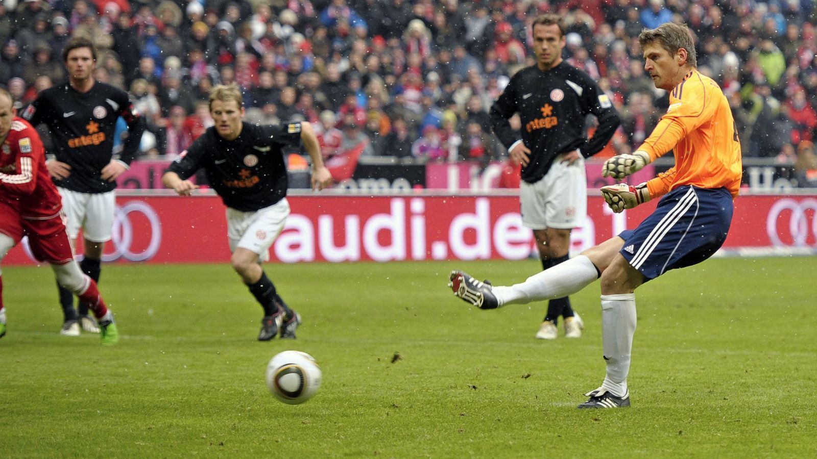 
                <strong>Hans-Jörg Butt (FC Bayern/HSV/Leverkusen)</strong><br>
                Der torgefährlichste Keeper im deutschen Fußball ist bis heute - und wohl auch noch für lange Zeit - Hans-Jörg Butt. Der einstige Schlussmann der Bayern, des HSV oder Leverkusens erzielte im Laufe seiner Profi-Karriere 37 Treffer. Warum so viele? Weil er ein eiskalter Elfmeterschütze war, der seine Torhüter-Kollegen regelmäßig erfolgreich ausguckte. 
              