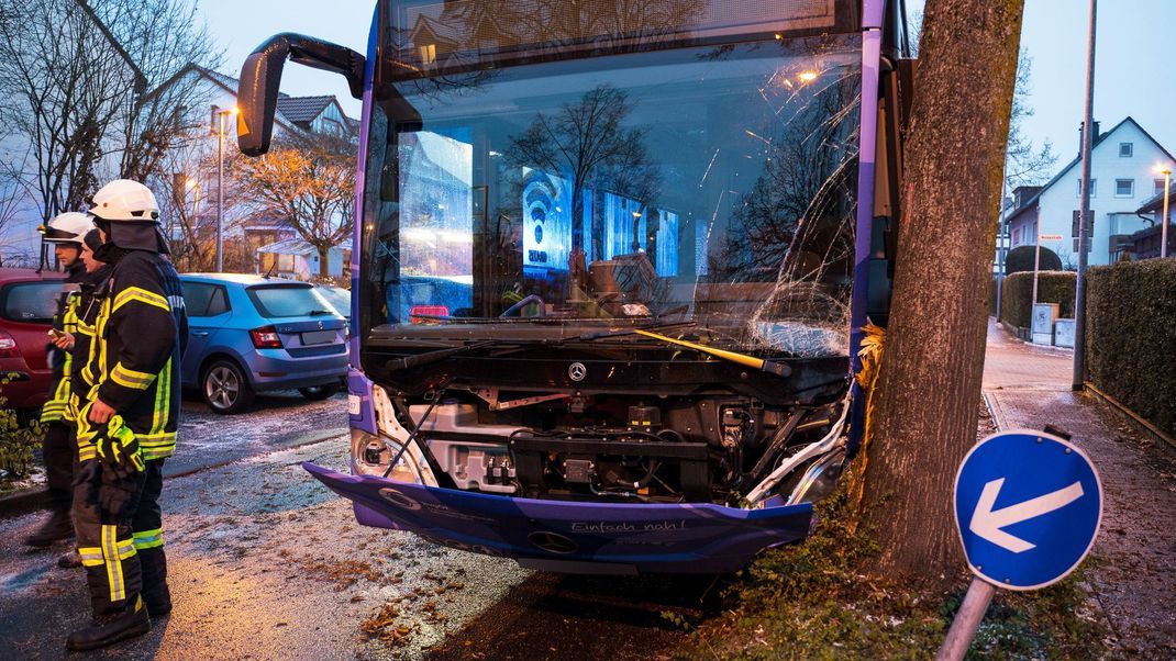 Bei einem Busunfall auf glatter Straße in Dreieich (Kreis Offenbach) sind 16 Menschen verletzt worden. 