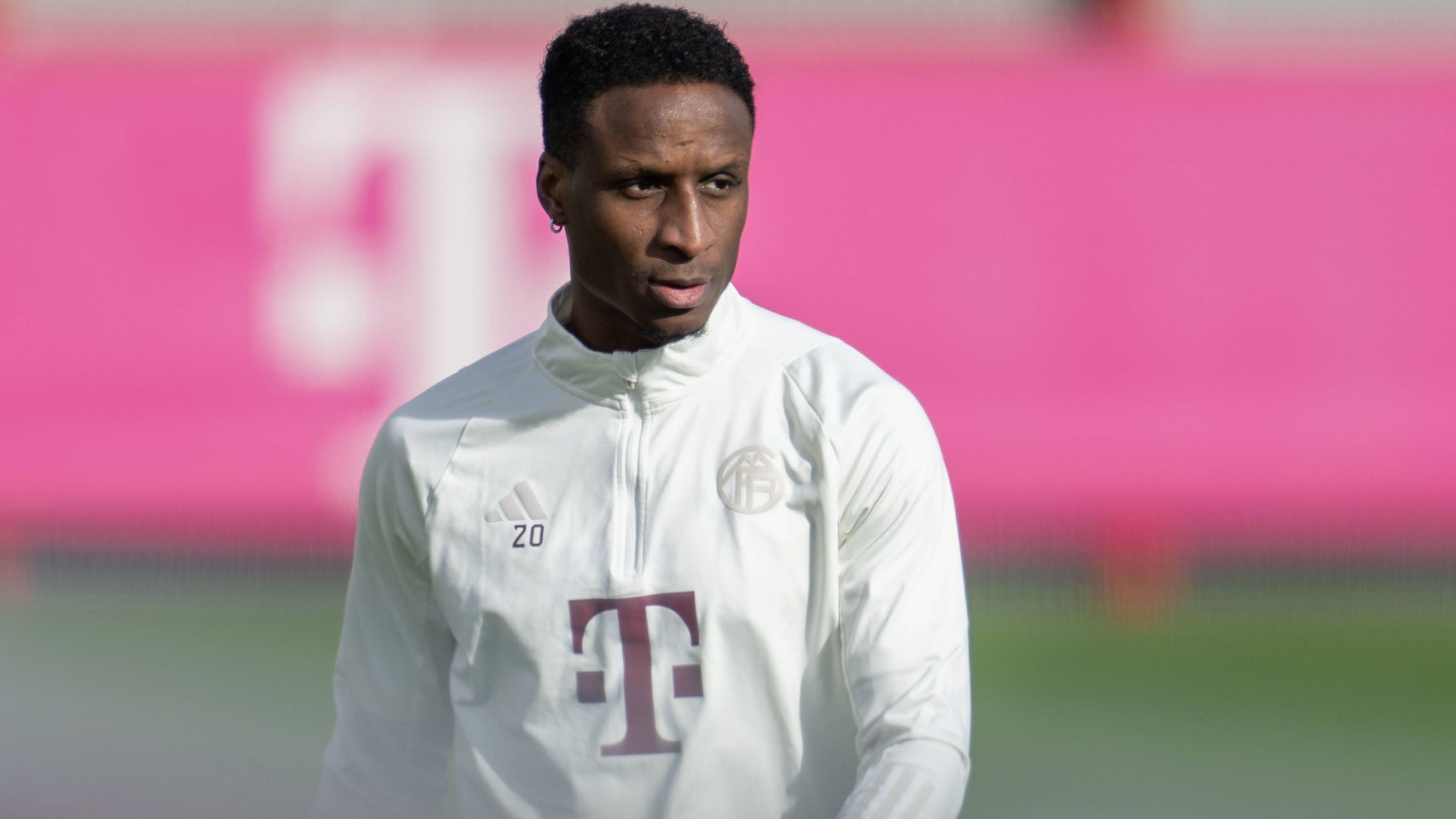 <strong>Bouna Sarr - ABSCHIED FIX</strong><br>Die Zeit eines der größten Missverständnisse der jüngeren Geschichte neigt sich dem Ende zu. Der aufgrund eines Kreuzbandrisses ausfallende Sarr wird die Münchner mit Auslaufen seines Vertrag im Sommer 2024 verlassen. In dreieinhalb Jahren kam der Senegalese nur zu 33 Pflichtspiel-Einsätzen. Mehrere Versuche, den Rechtsverteidiger vorzeitig abzugeben, waren zuvor gescheitert.