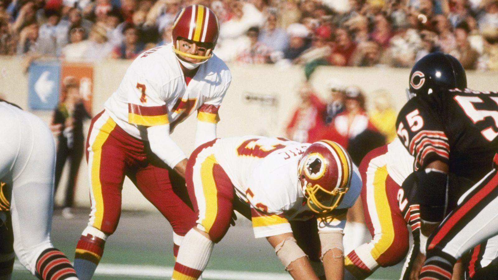 
                <strong>Joe Theismann (Washington Redskins) - Quarterback</strong><br>
                Der legendäre Quarterback der Redskins wurde in der vierten Runde des Draft 1971 von den Miami Dolphins gewählt, entschied sich aber für eine Karriere in der CFL bei den Toronto Argonauts. 1974 wechselte Theismann zurück in die USA und spielte in seiner ersten Saison als Punt Returner, ehe er 1978 zum Starting-Quarterback der Redskins ernannt wurde. In der Saison 1982 führte er die Franchise zu ihrem ersten Super-Bowl-Sieg, 1983 wurde Theismann als League-MVP ausgezeichnet und kehrte mit Washington zurück in den Super Bowl. Nach einer schweren Verletzung musste der zweimalige Pro Bowler dann 1985 seine Karriere beenden.
              