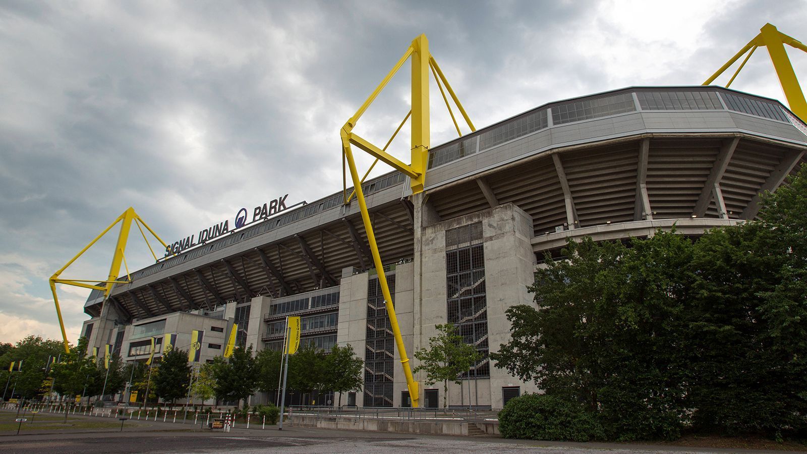 
                <strong>BVB Stadion Dortmund</strong><br>
                Mit über 81.000 Plätzen bietet kein Stadion in Deutschland mehr Plätze als der "Signal Iduna Park". Für das EM-Turnier im Sommer 2024 wird die Heimspielstätte von Borussia Dortmund allerdings in "BVB Stadion Dortmund" umbenannt. Weil Dortmund auch über die Grenzen der Bundesrepublik als "BVB" bekannt ist, entschloss man sich, das Kürzel in den Stadionnamen einzufügen. Übrigens: Für die EM wird die Platzanzahl auf rund 61.000 reduziert, da es während des Turniers keine Stehplätze geben wird.
              