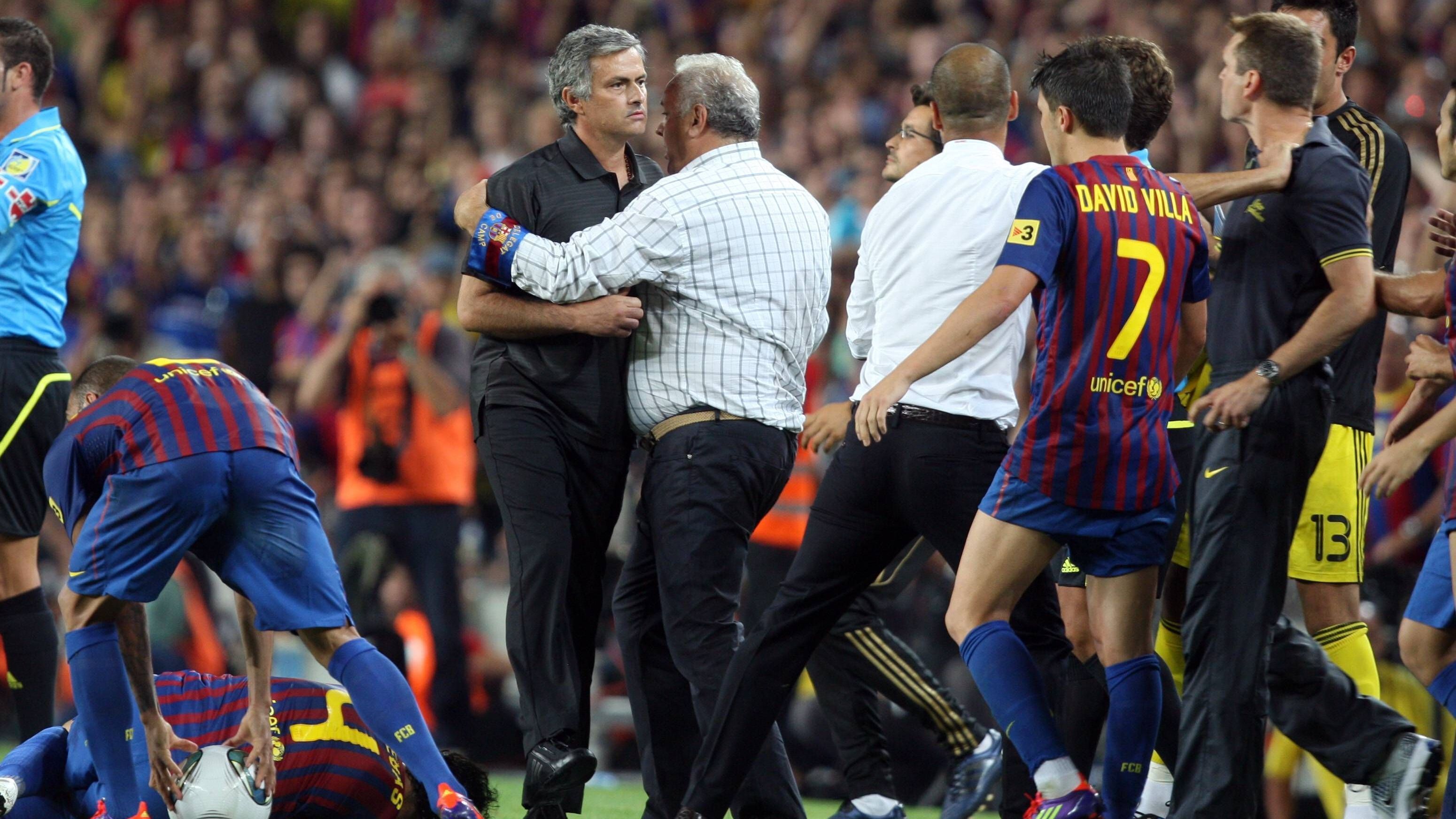<strong>Jose Mourinho und Tito Vilanova</strong><br>Wieder Mourinho. Als Real-Trainer hatte der Portugiese den damaligen Barca-Assistenten Vilanova im Jahre 2011 bei der 2:3-Niederlage im Supercup-Rückspiel am Spielfeldrand attackiert und ihm seinen Finger ins Auge gebohrt. Später gab er zu: "Ich habe einen Fehler gemacht, da muss ich auch gar nicht nach Entschuldigungen suchen."
