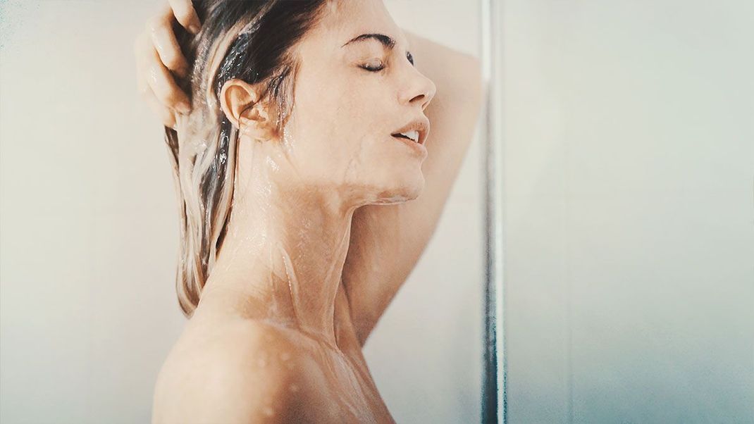 Besitzt ihr glatte, wellige oder krause Haare? Lasst euch entsprechend von eurem Stylisten des Vertrauens beraten und findet so das perfekte Shampoo für eure Haarstruktur.